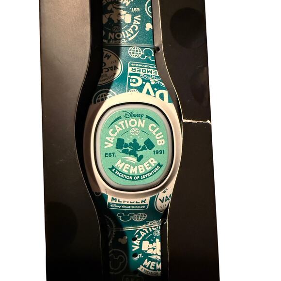 NIB Disney Parks Christmas Mickey Mouse: The Main Attraction Dumbo MagicBand 2 - Picture 1 of 3